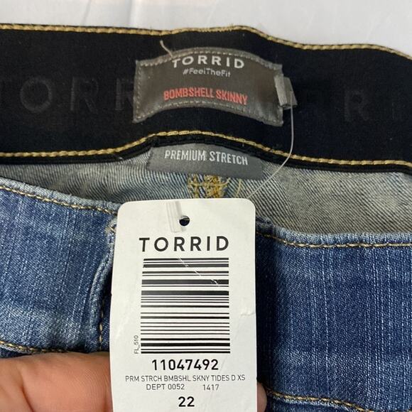 TORRID BOMBSHELL SKINNY PREMIUM STRETCH HIGH-RISE DESTRUCTED JEANS - Picture 4 of 9